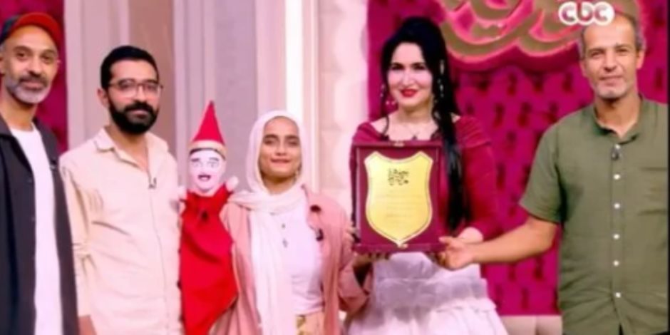 هبة عبد الفتاح تهدى مقدمى عروض مشروع صون الأراجوز درع الموهوبين فى جوهرة مصرية