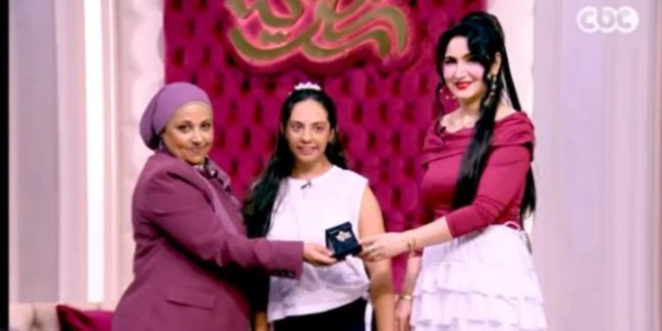 برنامج «جوهرة مصرية» يهدي والدة فرح بطلة من ذوى الهمم قلادة ذهبية