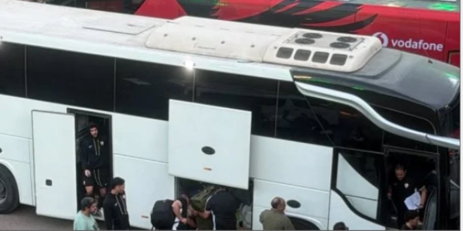 وصول حافلة الزمالك لاستاد القاهرة استعدادا لمواجهة الأهلى