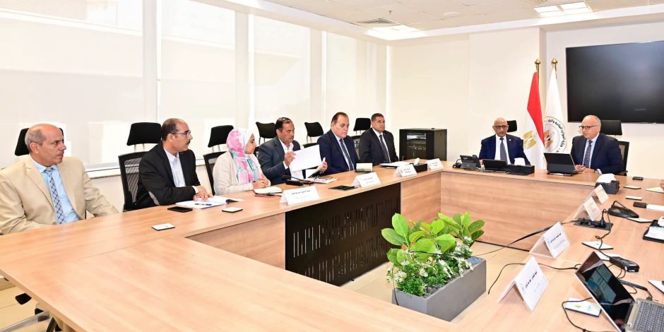 محافظ شمال سيناء يستعرض مع وزير الري موقف تقنين الآبار الجوفية وسُبل توفيق أوضاعها