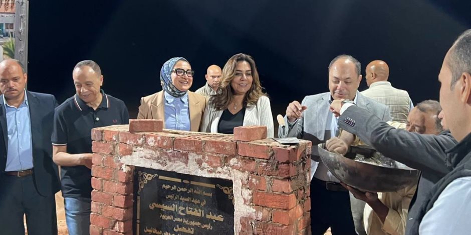 وزيرة التنمية المحلية ومحافظ الوادي الجديد يضعان حجر الأساس لمجمع التمور بالداخلة