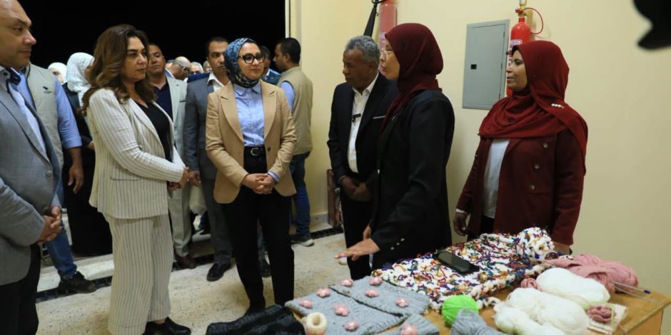 وزيرة التنمية المحلية والبيئة ومحافظ الوادي الجديد ورئيس هيئة تنمية الصعيد يفتتحون مجمع الصناعات الحرفية بقرية مرزوق
