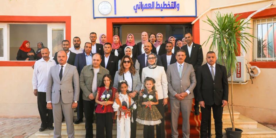 وزيرة التنمية المحلية والبيئة ومحافظ الوادي الجديد تفتتحان مركز معلومات شبكات المرافق والتخطيط العمراني بمدينة الخارجة