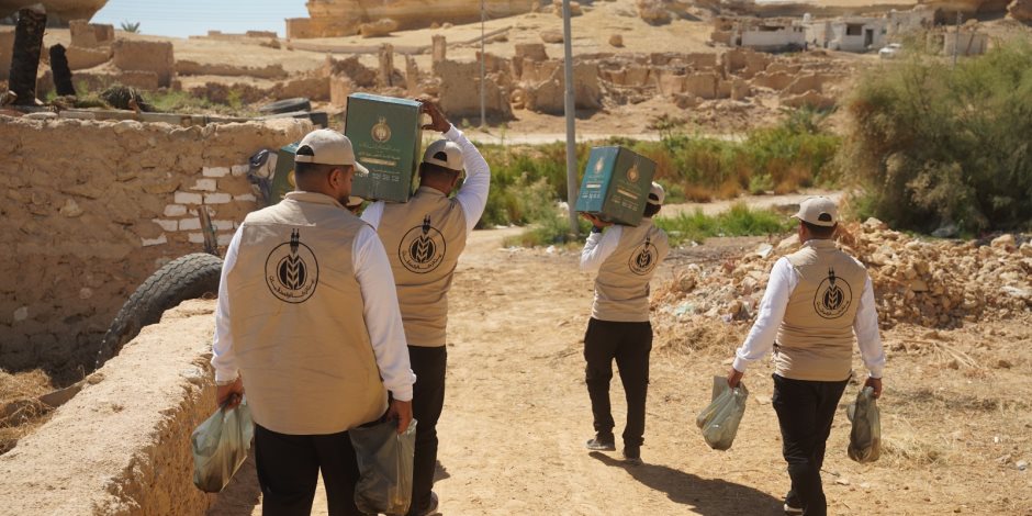 «بيت الزكاة والصدقات» يطلق قافلة مساعدات كبرى بمحافظة مطروح.. توزيع 5 آلاف كرتونة مواد غذائية و2000 كوبون مواد غذائية