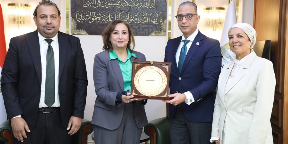 محافظ الجيزة ويبحث مع «لجنة مجلس الوزراء» التوسع في تقديم الخدمات الطبية بالمجان للمناطق الأكثر احتياجًا