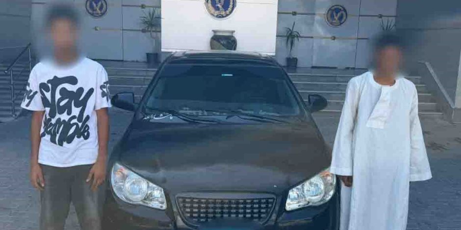 ضبط قائد سيارة بالمنيا بعد جلوس شخص خارج نافذتها أثناء السير