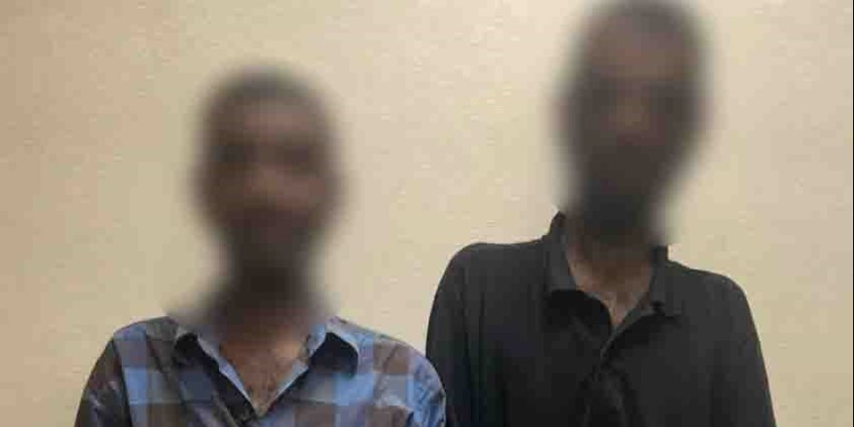 ضبط عامل جمع قمامة وعامل خردة بتهمة تعاطي مخدر الآيس أمام مدرسة بالجيزة