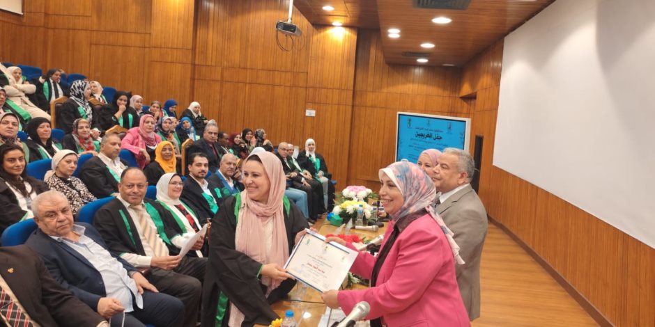 كلية الدراسات الأفريقية العليا تكرم الباحثة مروة عبد الرؤوف في يوم المتميزين