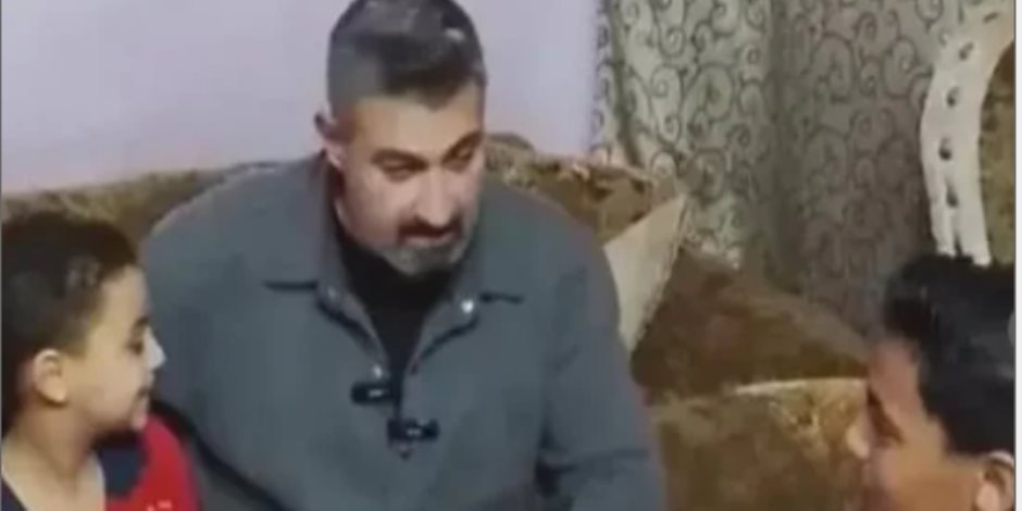 ياسر جلال يحقق أمنية الطفل بائع البلاستيك ويزوره في منزله بدار السلام.. فيديو