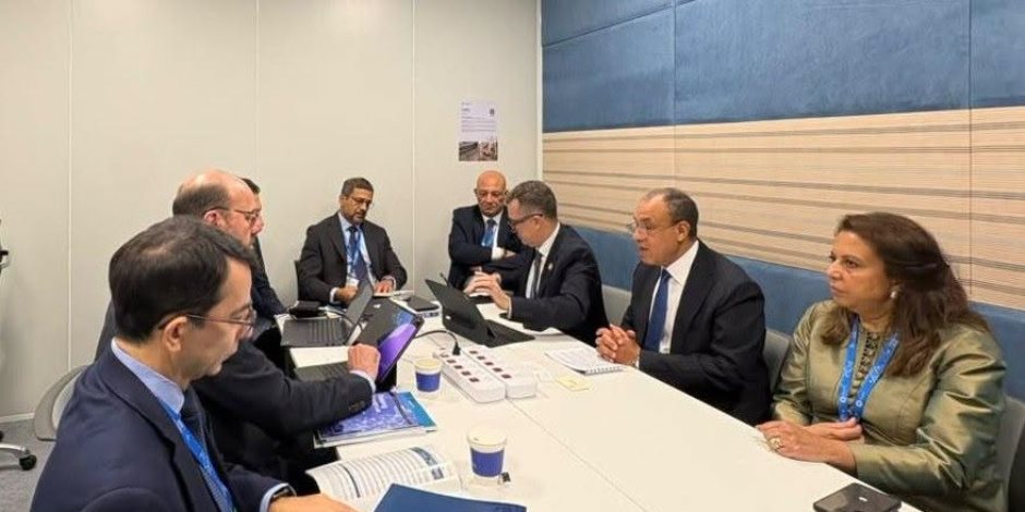 وزير الخارجية يلتقي كبير الاقتصاديين ونائب الرئيس الأول لاقتصاديات التنمية بمجموعة البنك الدولي