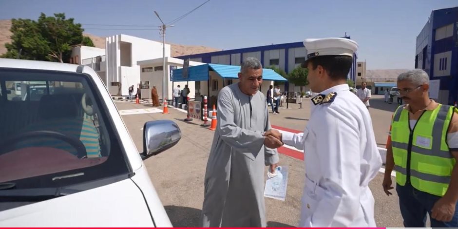 الداخلية تواصل تنفيذ توجيهات الرئيس السيسي.. تطوير منظومة الخدمات المرورية وتيسرها وسط إشادة المواطنين (فيديو)