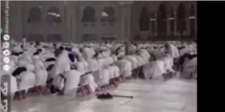 تساقط الأمطار على المصلين فى الحرم المكى.. والأرصاد السعودية تحذر من السيول