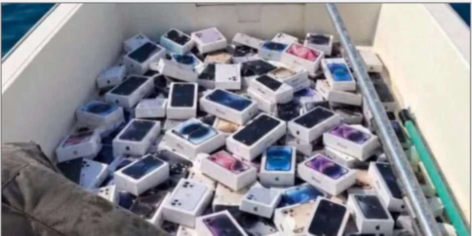هواتف آيفون وعطور فاخرة تسبح فى مياه هرمز .. اعرف القصة «فيديو»