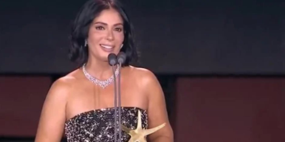 منح منى زكي جائزة الإنجاز الإبداعى بحفل افتتاح تاسع دورات مهرجان الجونة