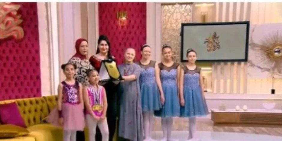 هبة عبد الفتاح تهدي مدربات الباليه ولاعباته درع الموهوبين فى جوهرة مصرية