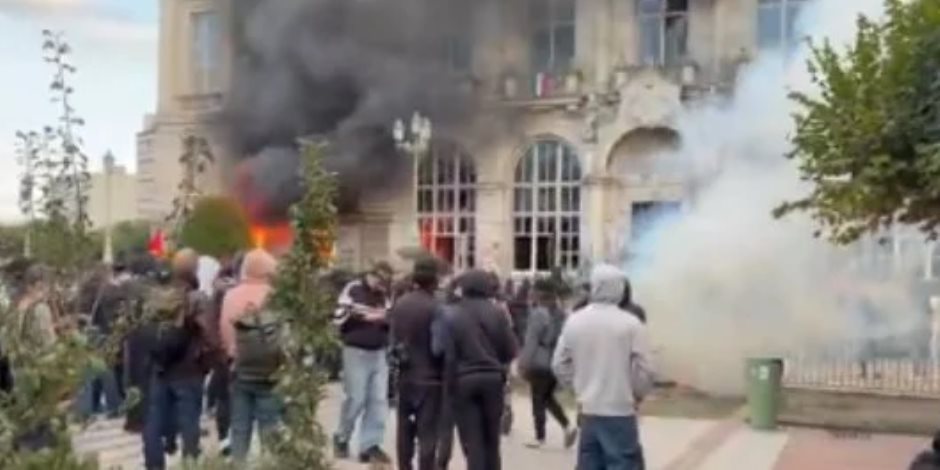 فرنسا تشتعل.. الآلاف يتظاهرون احتجاجا على ارتفاع تكاليف المعيشة (فيديو)