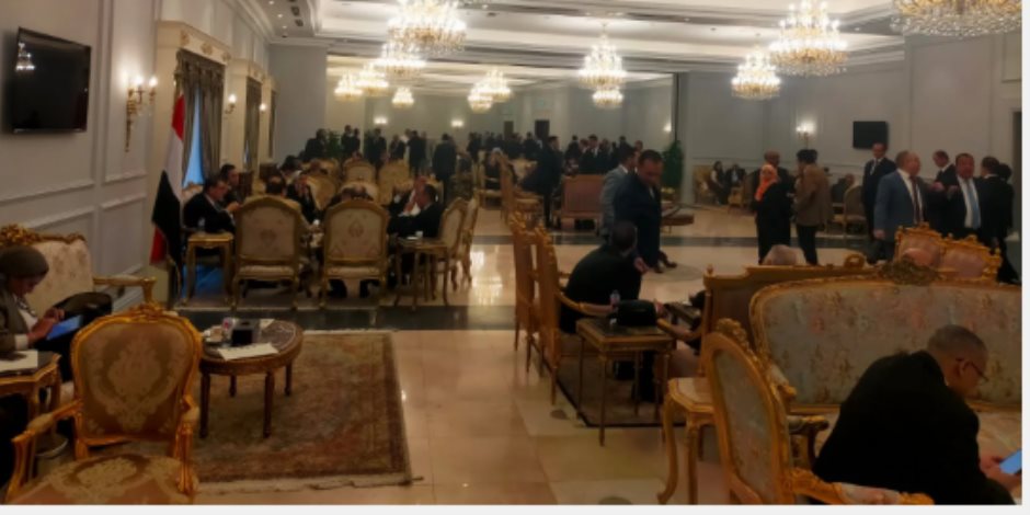 تواجد مكثف لأعضاء مجلس النواب في بهو المجلس قبل الجلسة العامة