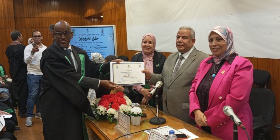 كلية الدراسات الأفريقية العليا بجامعة القاهرة تكرم الباحث محمد صالح دركلي لتفوقه البحثي
