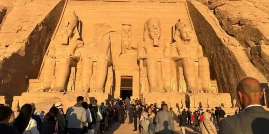 10 بوابات إلكترونية وسيارات كهربائية لاستقبال زوار تعامد الشمس بأبوسمبل