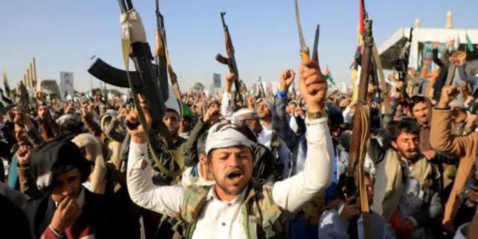 تصعيد عسكري وحصار مالي: التحالف يعترض مسيّرات حوثية والبنك المركزي يجمد أصول 135 فرداً وكياناً