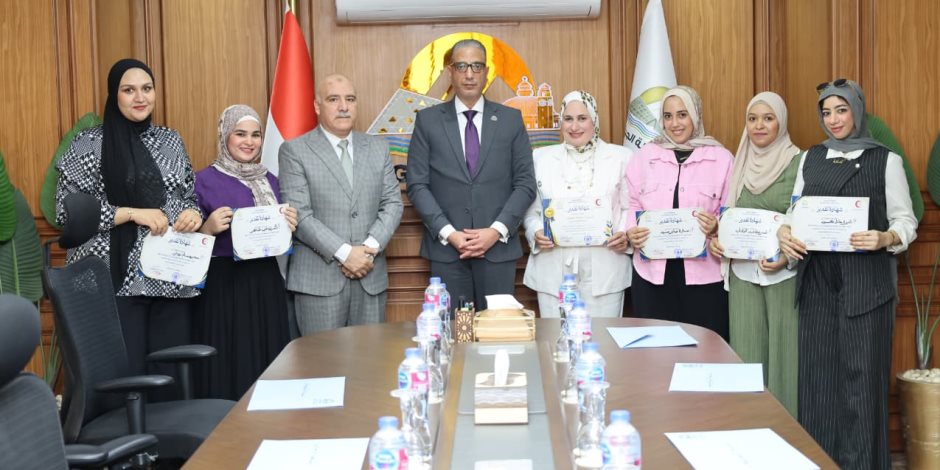 محافظ الجيزة يكرم فريق تمريض مستشفى الحوامدية لأمانتهن في الحفاظ على أموال مريض فاقد الوعي