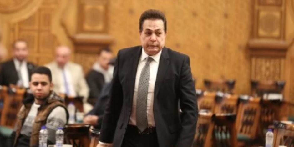 تشييع جثمان شقيق حكيم من مسجد السيدة نفيسة ظهر غدا
