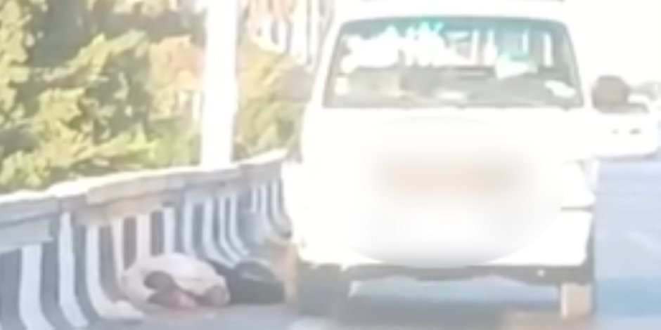 كشف ملابسات فيديو ترك سائق ميكروباص شخصًا فاقدًا للوعي على الطريق الدائري بالجيزة