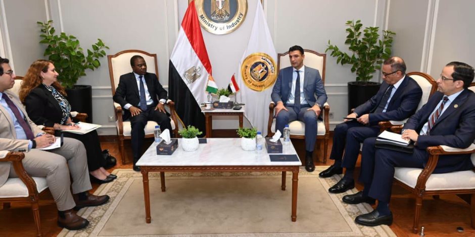 وزير الصناعة يبحث مع سفير كوت ديفوار لدى مصر سبل تعزيز التعاون الصناعي بين البلدين