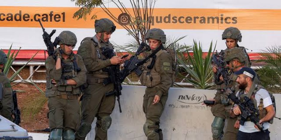 مشاهد اشتباك مسلح فى الضفة الغربية بين مسلحين فلسطينيين وقوات إسرائيلية وإصابة 6 جنود         