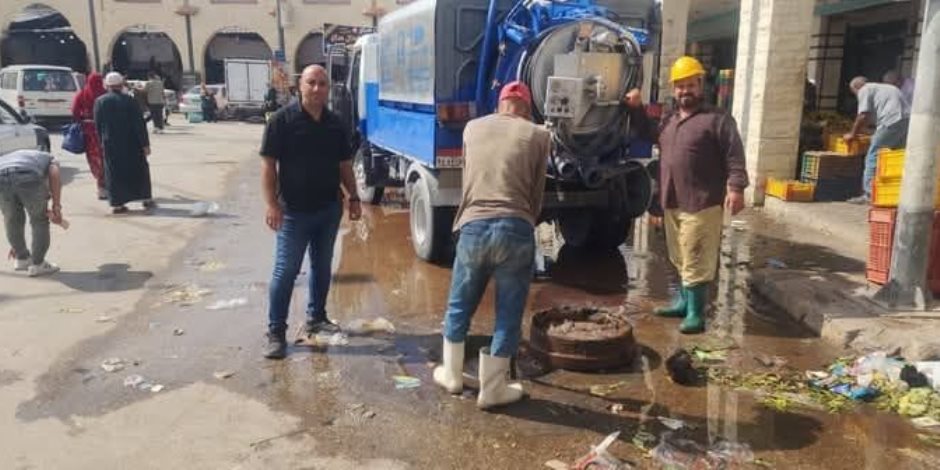 استعدادا لفصل الشتاء.. إدارة الأزمات بمجلس مدينة العريش تطهر غرف تصريف مياه الأمطار بالشوارع الرئيسية
