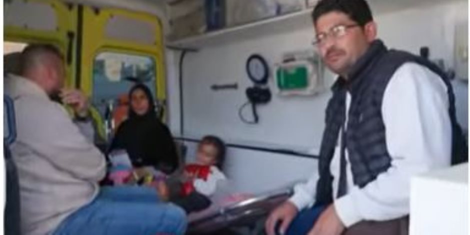 دفعة جديدة من مصابي غزة تصل معبر رفح.. 60 سيارة إسعاف لاستقبالهم (فيديو)