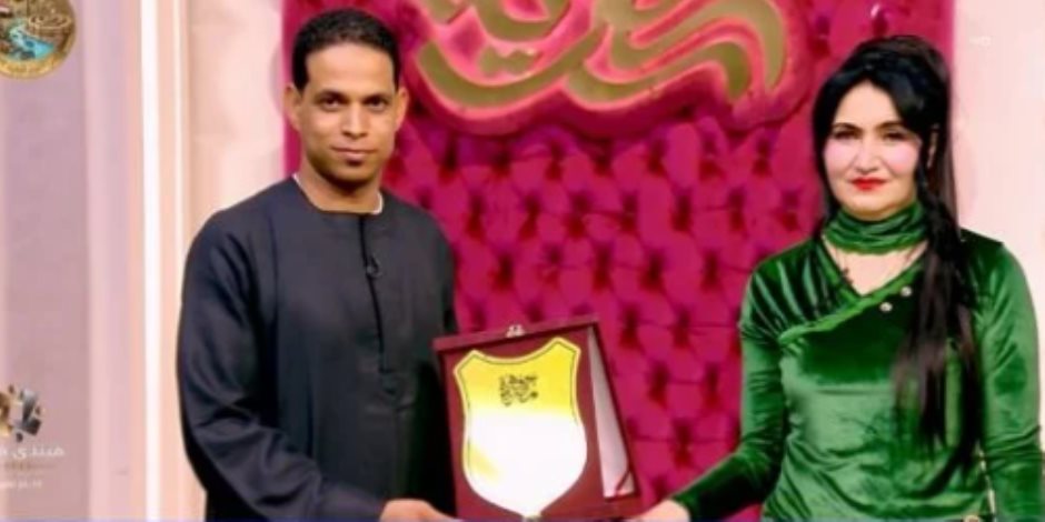 هبة عبد الفتاح تكرم بركات حمزة بـ«درع المبدعين» تقديرا لإبداعه في فن النحت