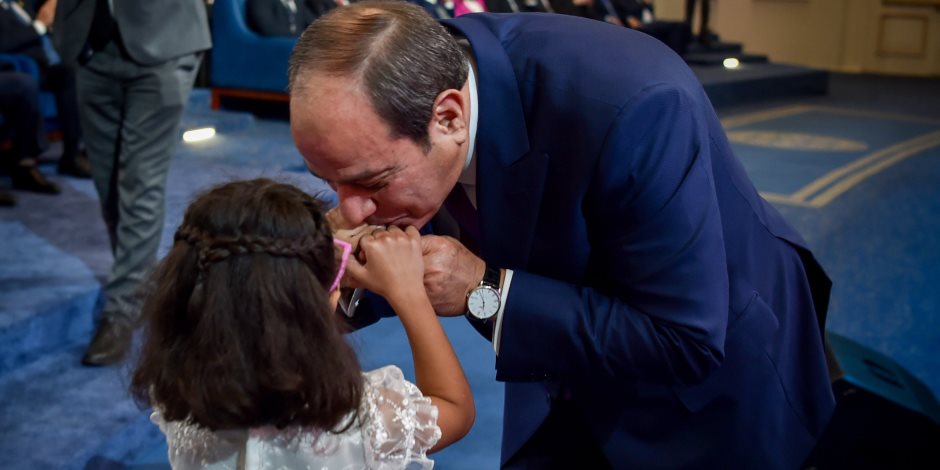 فخامة الرئيس السيسي يُقبّل يد الطفلة تاليا خلال الحفل الختامي لمنتدى مصر 2026 