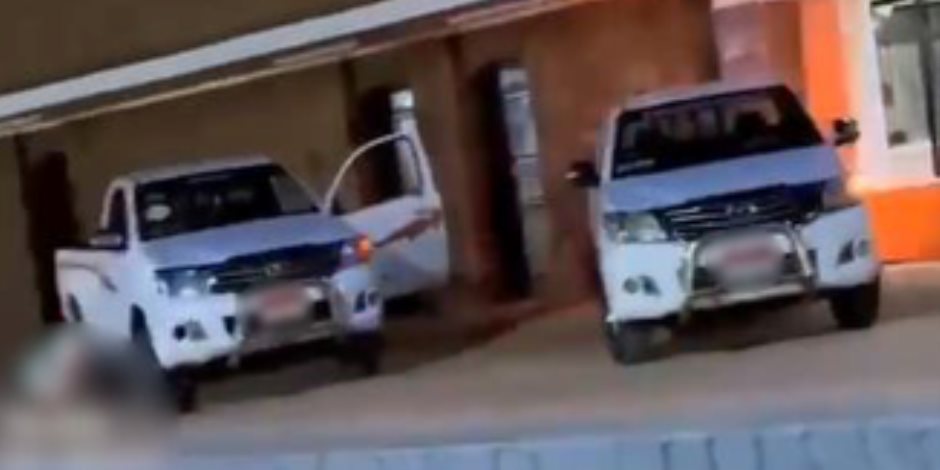 ضبط مرتكبى واقعة إعتلاء سيارتين ربع نقل رصيف محطة قطار بأدفو