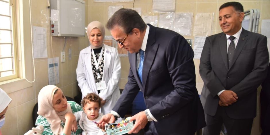 وزير الصحة يجري جولة مفاجئة بمستشفى المدينة بالعبور ويوجه بإعادة توزيع الصيادلة وفق الاحتياجات
