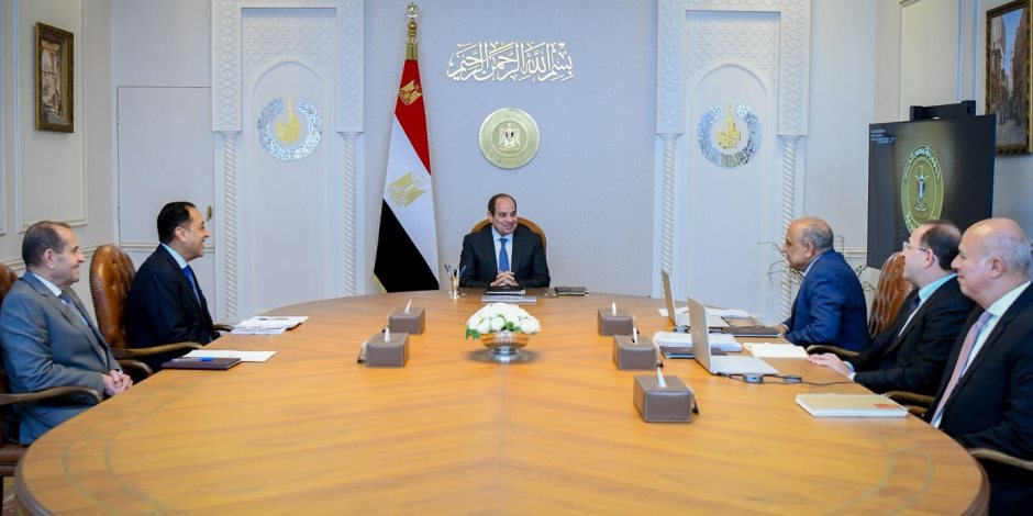 فخامة الرئيس السيسي يجتمع مع رئيس الوزراء ووزيري الكهرباء والمالية لمتابعة مشروعات الطاقة وخفض الدين العام
