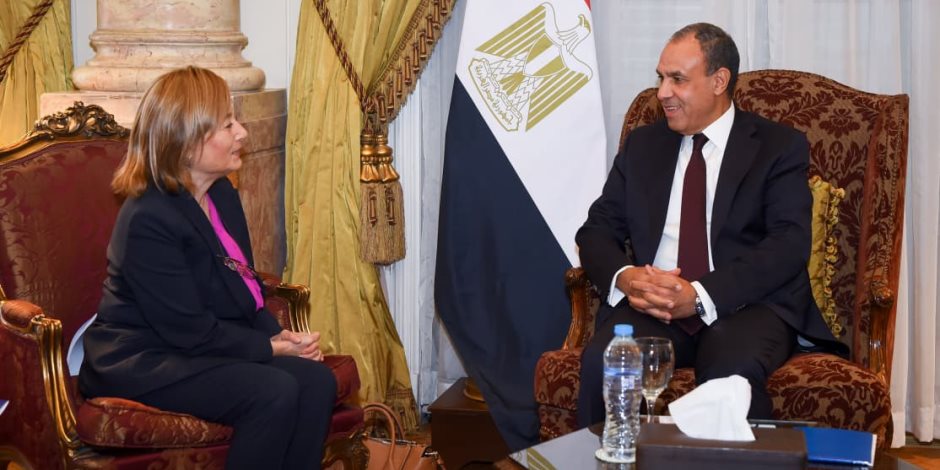 وزير الخارجية يؤكد لنائبة رئيس بنك الاستثمار الأوروبي التزام الحكومة بمواصلة تنفيذ برنامج الإصلاح 