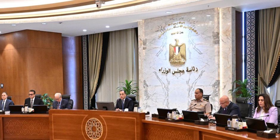 مدبولي: الحكومة تبدأ تنفيذ تكليفات الرئيس لتحسين معيشة المواطنين.. زيادات للمعلمين ومضاعفة باقات الإنترنت وطرح وحدات سكنية جديدة