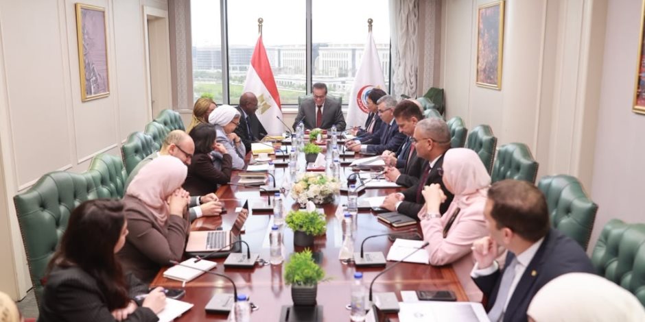 وزير الصحة يبحث مع بعثة بنك التنمية الأفريقي سبل تعزيز التعاون لدعم منظومة التأمين الصحي الشامل