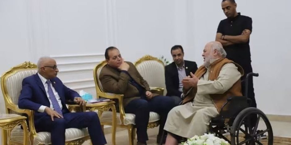 محافظ شمال سيناء يستقبل المواطنين ويصدق على عدد من مطالبهم.. اعرف التفاصيل (صور)