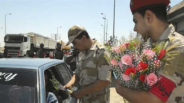 الجيش يوزع الورود والهدايا على المواطنين في عيد تحرير سيناء 