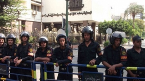 الأمن يغلق شارع عبدالخالق ثروت بالحواجز الحديدية الأمن يغلق شارع عبدالخالق ثروت بالحواجز الحديدية
