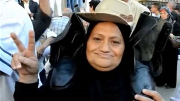 سيدات يرفعن بيادة «الجيش» فوق رؤوسهن أمام قصر عابدين سيدات يرفعن بيادة «الجيش» فوق رؤوسهن أمام قصر عابدين