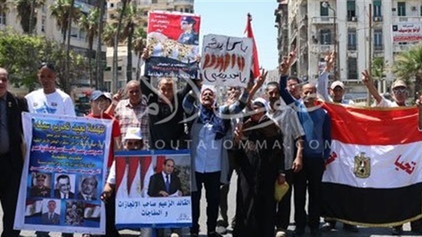 بالصور.. أهالي الإسكندرية يحتفلون بعيد تحرير سيناء بـ«الفلفل الأحمر» 