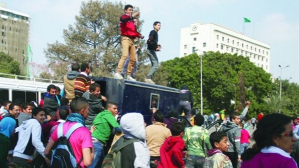 عاجل.. متظاهرون يستولون على سيارة شرطة بالعاشر من رمضان عاجل.. متظاهرون يستولون على سيارة شرطة بالعاشر من رمضان
