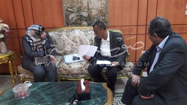 بالصور.. محافظ بورسعيد يناقش مع النائبة رانيا السادات مشاكل المواطنين بالصور.. محافظ بورسعيد يناقش مع النائبة رانيا السادات مشاكل المواطنين