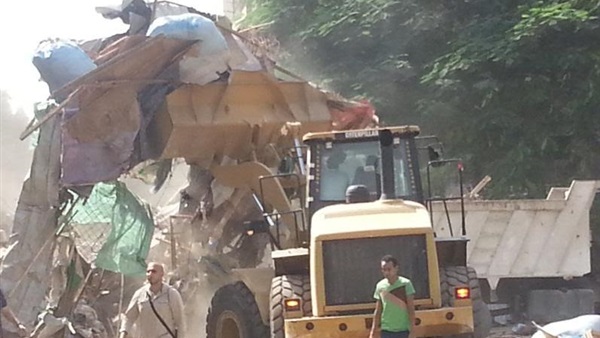 بالصورة.. أمن القاهرة يُحرر مترو  حلوان من البائعة الجائلين 