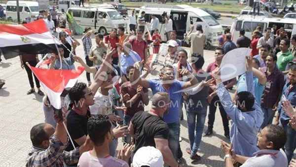 بالصور.. «أغاني المهرجانات» تشعل حماس المواطنين في «تحرير سيناء»