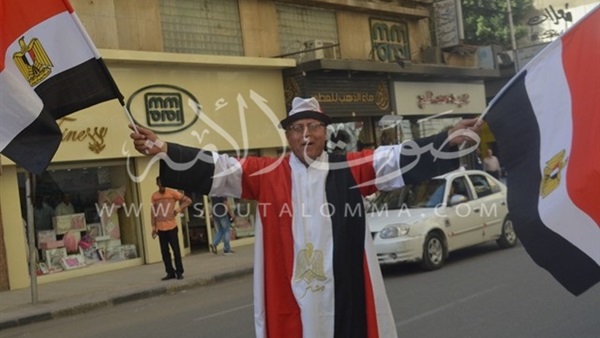 بالصور.. رجل وزوجته يضعون «البيادة» على رأسهم بـ«طلعت حرب» بالصور.. رجل وزوجته يضعون «البيادة» على رأسهم بـ«طلعت حرب»