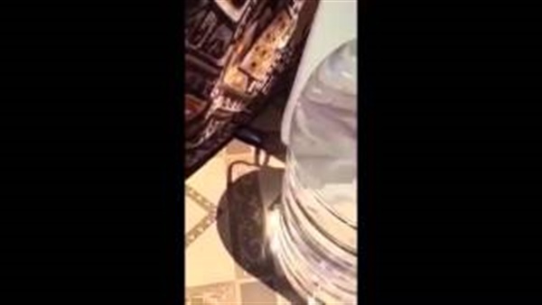 بالفيديو.. أحذروا وضع زجاجة المياه في السيارة بهذا الشكل بالفيديو.. أحذروا وضع زجاجة المياه في السيارة بهذا الشكل